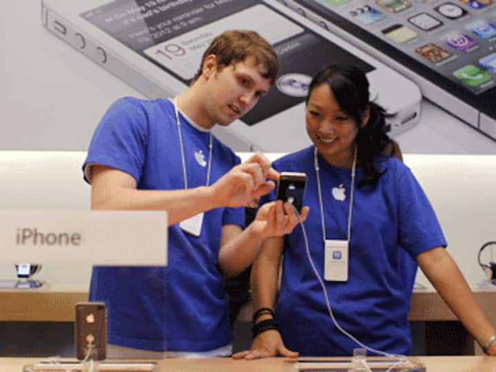 Two ex-workers sue Apple, want compensation for daily bag searches
