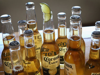 How alcohol affects men and women differently How alcohol affects men and women differently