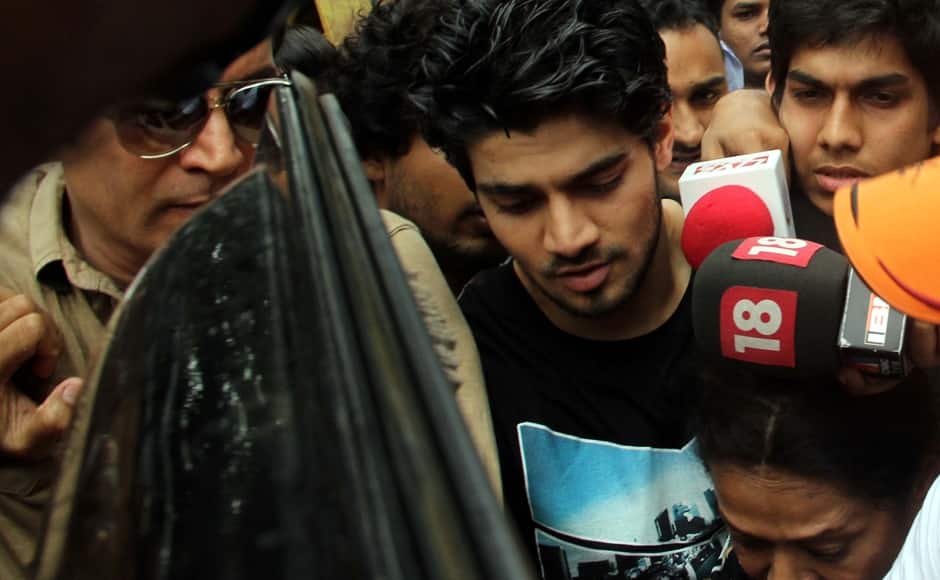 Suraj Pancholi mobbed by the media outside Arthur Road prison, after he was released on bail. 