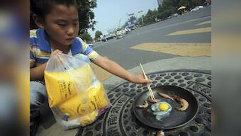 China makes best of heatwave, grills shrimp on pavements