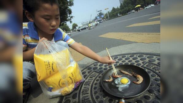China makes best of heatwave, grills shrimp on pavements