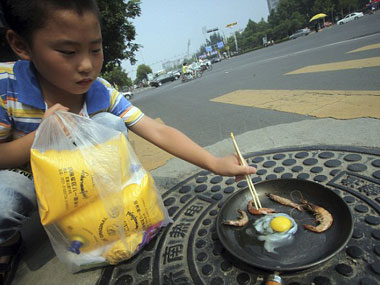 China makes best of heatwave, grills shrimp on pavements China makes best of heatwave, grills shrimp on pavements