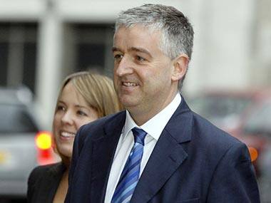 UK: Daily Mirror journalist, Sun director to be charged over corruption