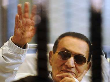 Egypt's ousted leader Hosni Mubarak leaves prison for house arrest 