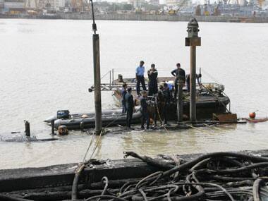  In this handout photograph released by the Ministry of Defence and taken on August 14, 2013, Indian Navy divers are pictured at the conning tower of the stricken INS Sindhurakshak. AFP. 