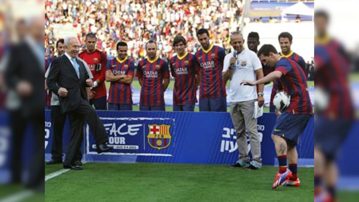 Video: Israeli Pres passes right into Messi's midriff on Peace Tour ...