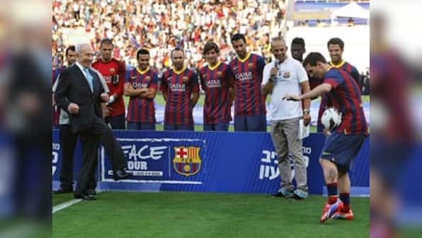 Video: Israeli Pres passes right into Messi's midriff on Peace Tour