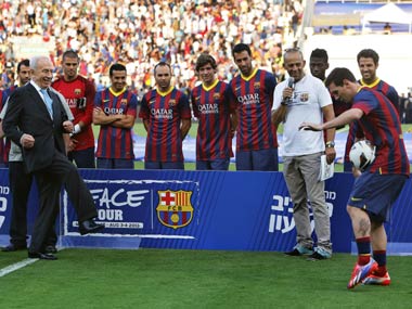 Video: Israeli Pres passes right into Messi's midriff on Peace Tour Video: Israeli Pres passes right into Messi's midriff on Peace Tour