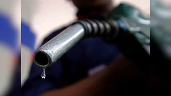 Moily meets Chidambaram to discuss steps to cut oil import bill