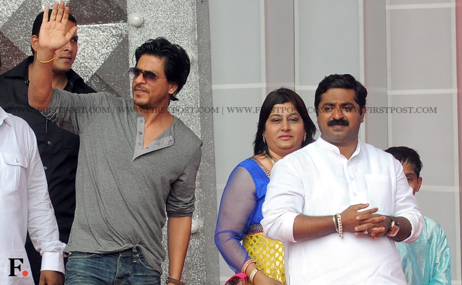 photos-srk-visits-mns-mla-ram-kadam-s-dahi-handi-bollywood-news