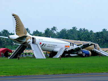 Cochin airport shuts down following heavy rains, waterlogging Cochin airport shuts down following heavy rains, waterlogging