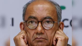 Activists from saffron outfits pelt stones at Digvijaya Singh's car