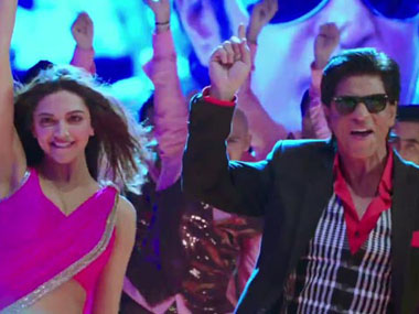 SRK salutes Rajini: you can't miss the 'lungi dance' SRK salutes Rajini: you can't miss the 'lungi dance'