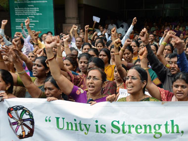 Andhra: Seemandhra protestors attack Telangana MP at Tirupati Andhra: Seemandhra protestors attack Telangana MP at Tirupati