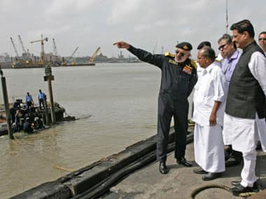 Chief for Indian Naval Staff, Admiral D.K. Joshi (L) briefs Indian Defence Minister A.K. Antony (C) at the scene of the submarine tragedy. AFP. 