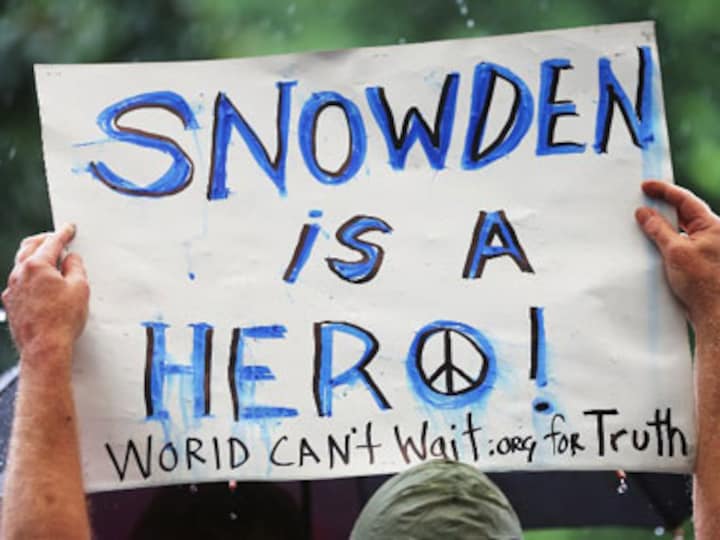 Snowden's father set to visit him in Russia
