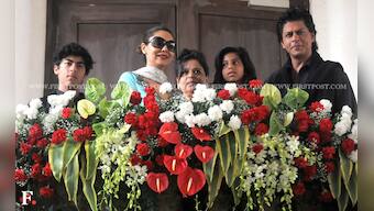 Photos: SRK wishes all his fans 'Eid Mubarak', celebrates with family 