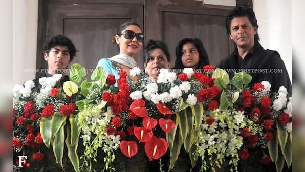 Photos: SRK wishes all his fans 'Eid Mubarak', celebrates with family 