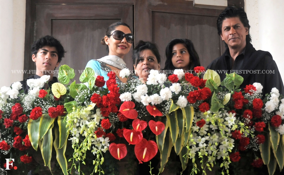 Photos: SRK wishes all his fans 'Eid Mubarak', celebrates with family Photos: SRK wishes all his fans 'Eid Mubarak', celebrates with family