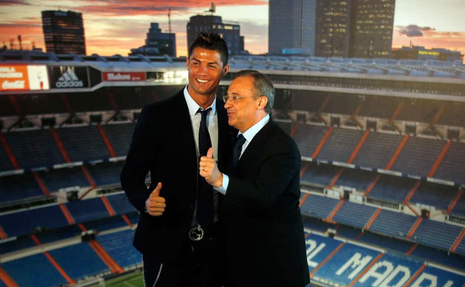 Real Madrid's Cristiano Ronaldo (L) poses with club president Florentino Perez after a ceremony at Santiago Bernabeu stadium in Madrid September 15, 2013. Ronaldo has agreed a contract extension with Real Madrid, the La Liga club said on Sunday. REUTERS/Sergio Perez