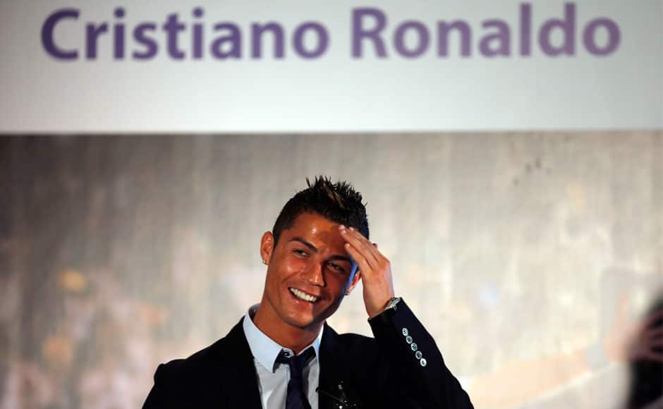 Real Madrid's Cristiano Ronaldo speaks during a ceremony at Santiago Bernabeu stadium in Madrid September 15, 2013. Ronaldo has agreed a contract extension with Real Madrid, the La Liga club said on Sunday. REUTERS/Sergio Perez