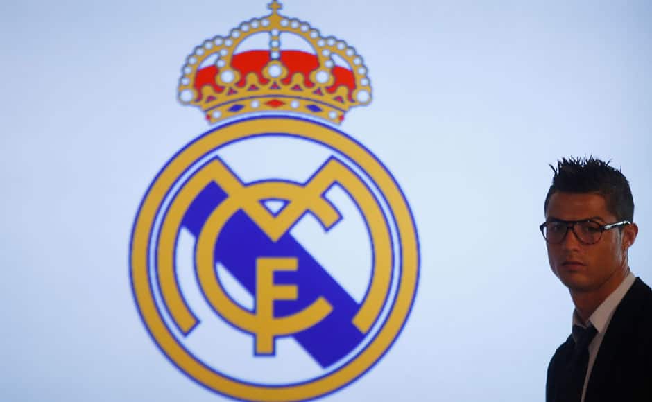 Real Madrid's Cristiano Ronaldo arrives for a ceremony at Santiago Bernabeu stadium in Madrid September 15, 2013. Ronaldo has agreed a contract extension with Real Madrid, the La Liga club said on Sunday. REUTERS/Sergio Perez