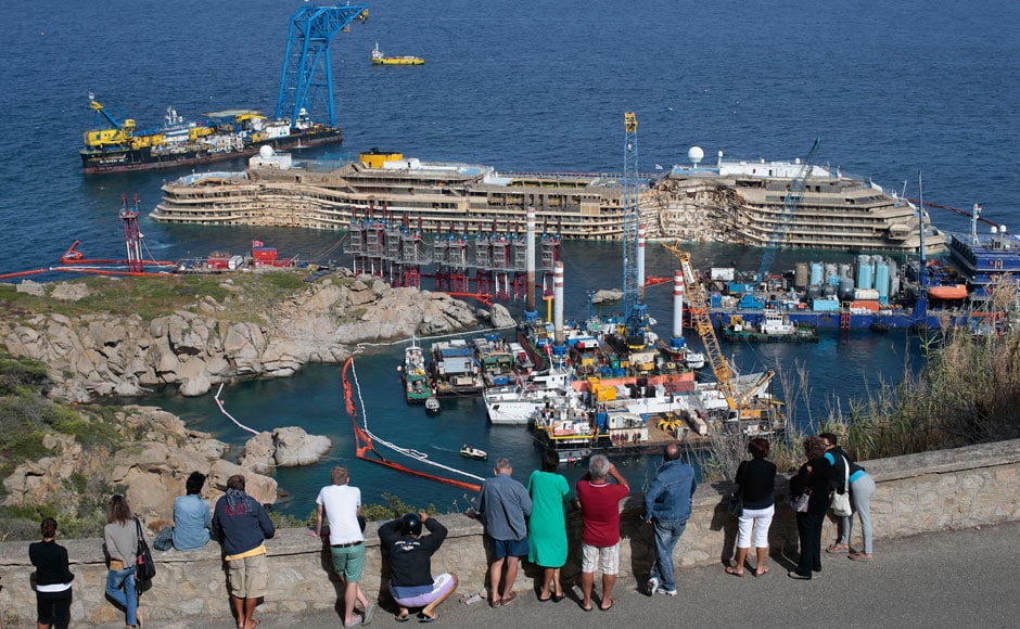 Photos Capsized Cruiseliner Costa Concordia Pulled Upright Firstpost 6612