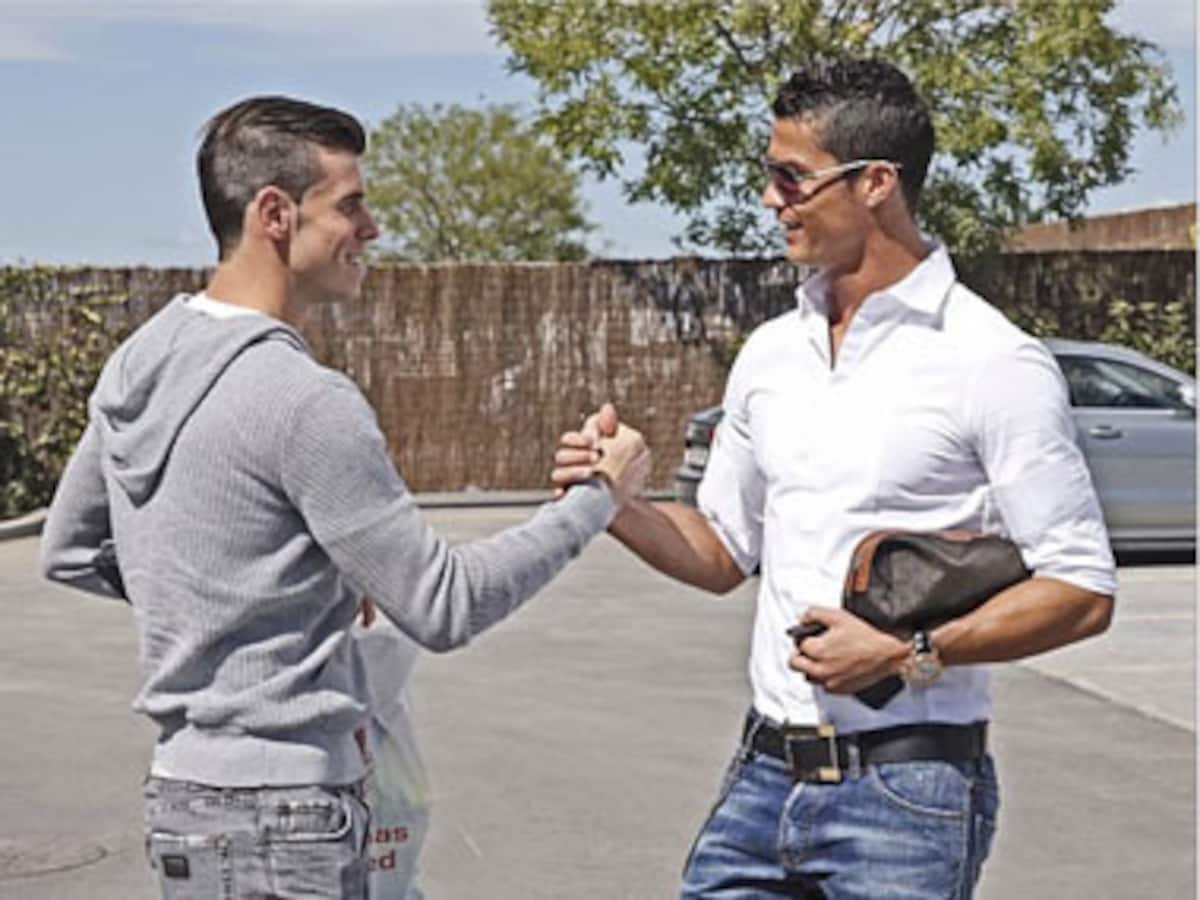 Golden handshake: Cristiano Ronaldo drips in Dh3 million of