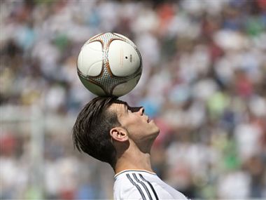 When Gareth Bale was banned from using his left foot... When Gareth Bale was banned from using his left foot...