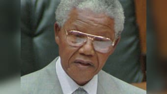 Mandela responding to treatment, says S-Africa govt 