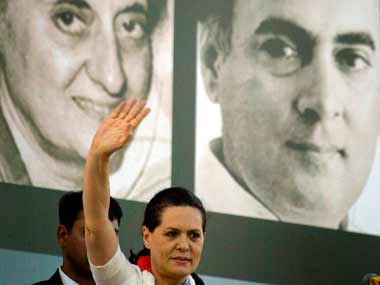 At maiden rally in TN, Sonia brings up Rajiv's assassination At maiden rally in TN, Sonia brings up Rajiv's assassination