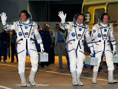 Soyuz capsule with 3 astronauts successfully docks with ISS Soyuz capsule with 3 astronauts successfully docks with ISS