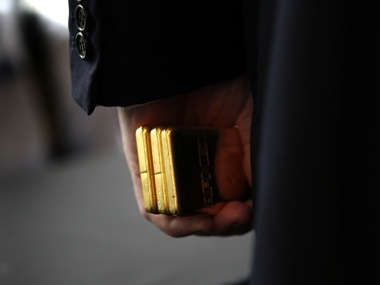 Gold nudges up after prices dip amid fears of looming US tariffs on China Gold nudges up after prices dip amid fears of looming US tariffs on China