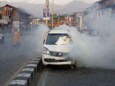 Security forces open fire at vehicle in Srinagar, one injured Security forces open fire at vehicle in Srinagar, one injured