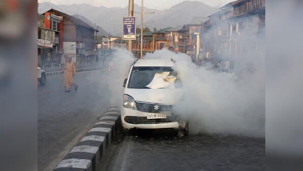 Security forces open fire at vehicle in Srinagar, one injured