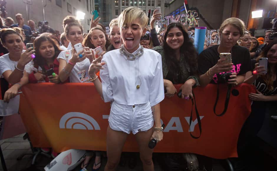 Singer Miley Cyrus poses with fans before her show on NBC's 'Today' show in New York, October 7, 2013. REUTERS/Carlo Allegri 