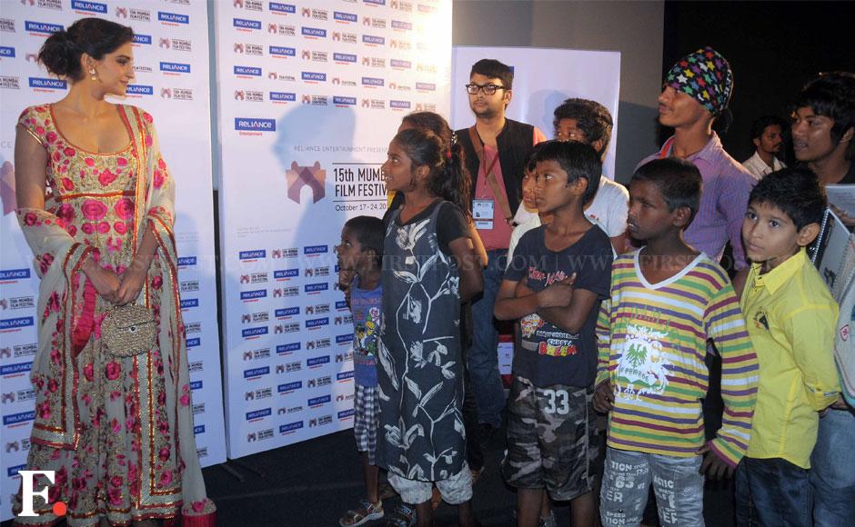 Photos: Sonam Kapoor joins the cast to promote 'Little Big People' at MAMI Photos: Sonam Kapoor joins the cast to promote 'Little Big People' at MAMI