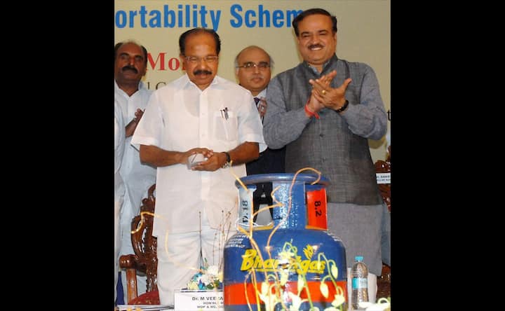 Photos: Moily launches 5 kg LPG cylinder, now buy it from petrol pumps