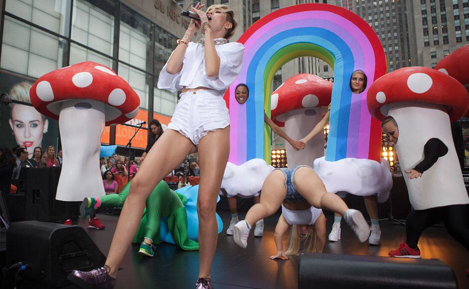 Singer Miley Cyrus performs on NBC's 'Today' show in New York, October 7, 2013. REUTERS/Carlo Allegri 
