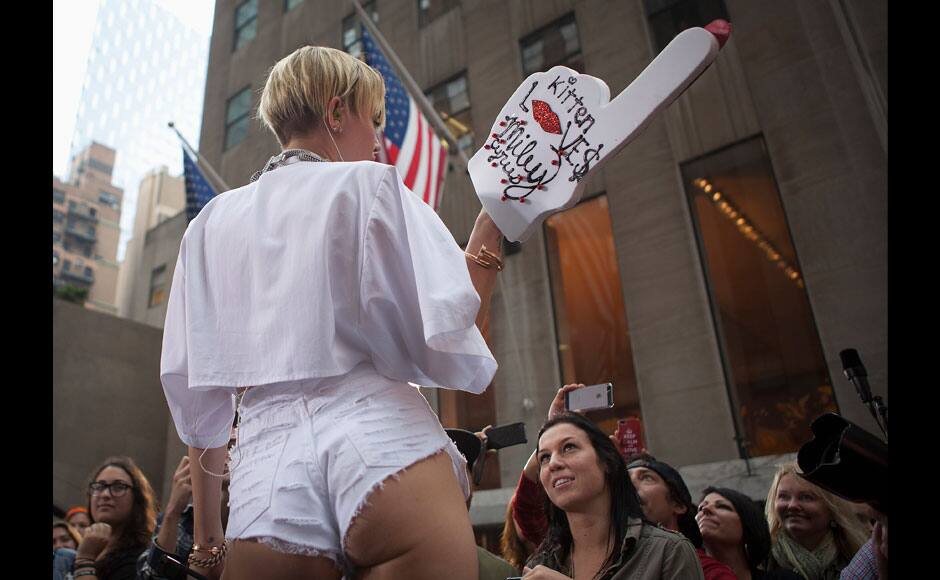 Singer Miley Cyrus performs on NBC's 'Today' show in New York, October 7, 2013. REUTERS/Carlo Allegri 