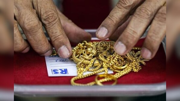 Gold set to end week lower; U.S. shutdown stems losses