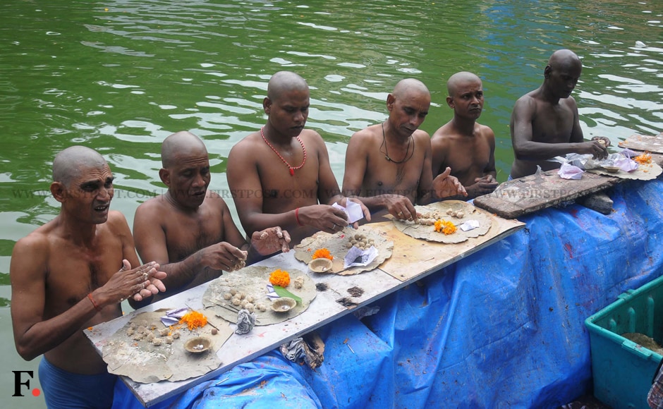 Seen here Hindus offering food to their ancestor in observance of Pitru Paksha. Sachin Gokhale/Firstpost Seen here Hindus offering food to their ancestor in observance of Pitru Paksha. Sachin Gokhale/Firstpost