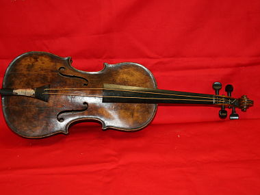 Violin that played as Titanic sank fetches over $1.6 mn at auction Violin that played as Titanic sank fetches over $1.6 mn at auction