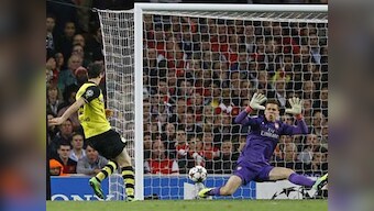 Lewandowski sucker punch helps Dortmund sink Arsenal