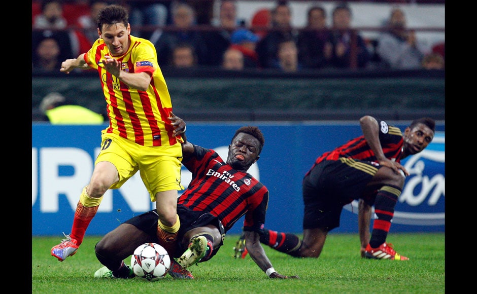 Barcelona's Lionel Messi (L) challenges Sulley Muntari (C) of AC Milan during their Champions League soccer match at the San Siro stadium in Milan, October 22, 2013. REUTERS