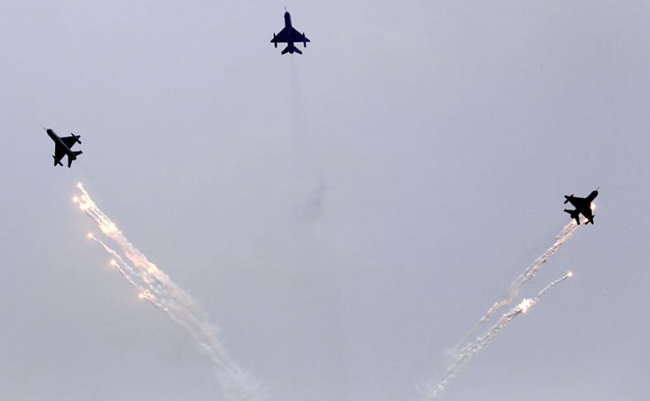 Top Guns: IAF shows off their prowess on Air Force Day - Photos News ...