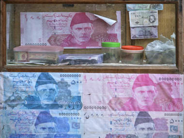 $25 mn cash smuggled out of Pakistan everyday says its central bank $25 mn cash smuggled out of Pakistan everyday says its central bank