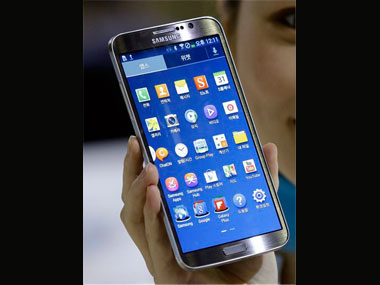 Samsung Galaxy round review: This curved screen phone falls flat Samsung Galaxy round review: This curved screen phone falls flat