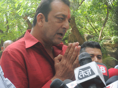 Sanjay Dutt returns home, requests press to give him privacy Sanjay Dutt returns home, requests press to give him privacy
