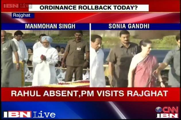 PM, Sonia Gandhi visited Rajghat to pay respect to Mahatma Gandhi. Image: ibnlive